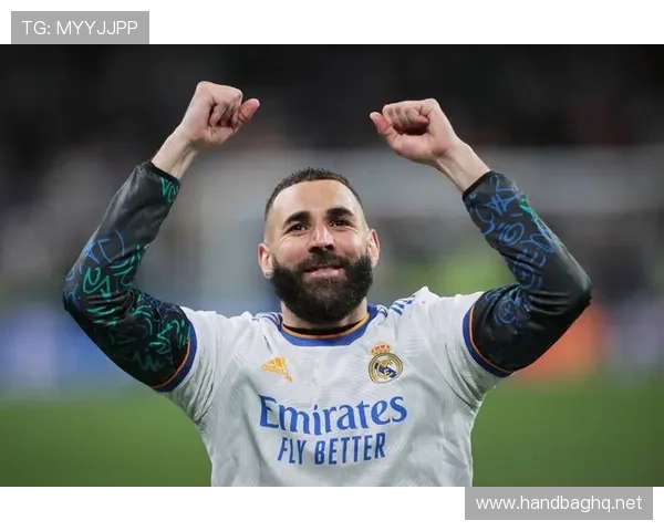 本泽马从二前锋到单箭头的战术角色演变解析