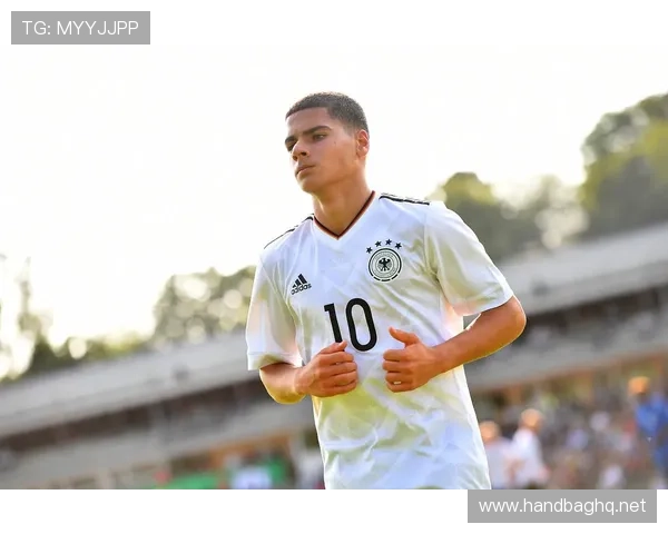 从支点到核心：本泽马在皇马战术体系中的角色演变